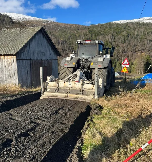 Traktor utfører nydyrking i Nord-Fron