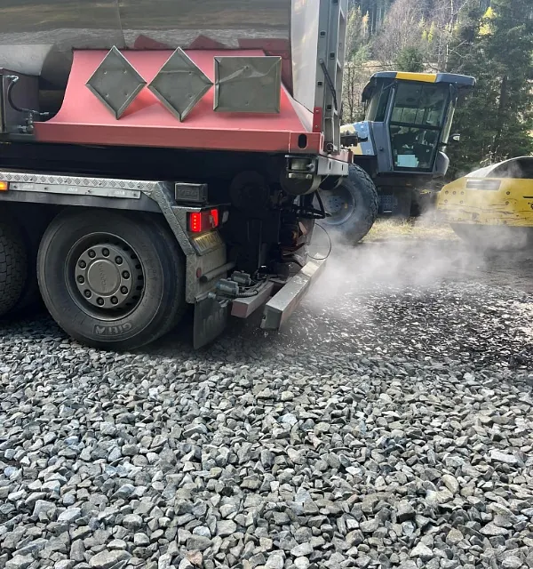 Lastebil oppå grus