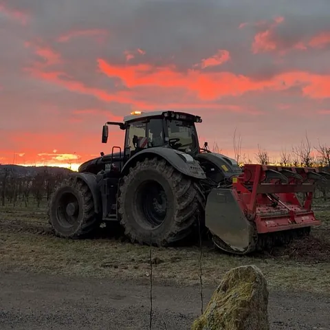 Gravemaskin i solnedgang, Vinstra